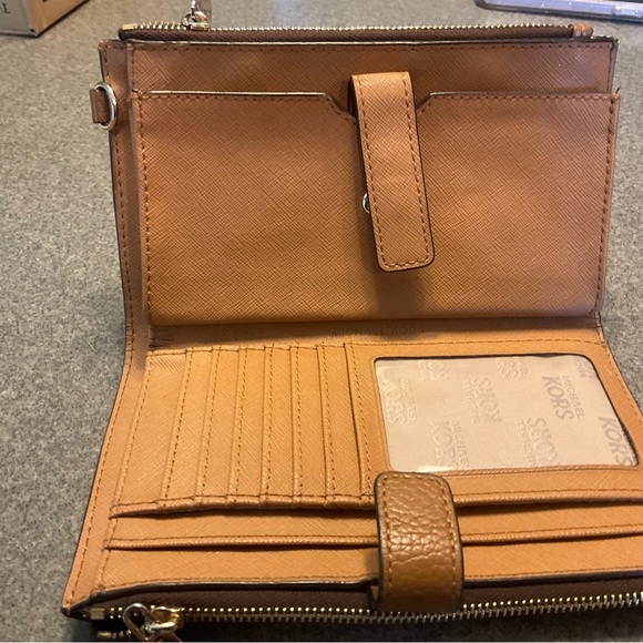 Michael Kors wallet - Picture 1 of 9